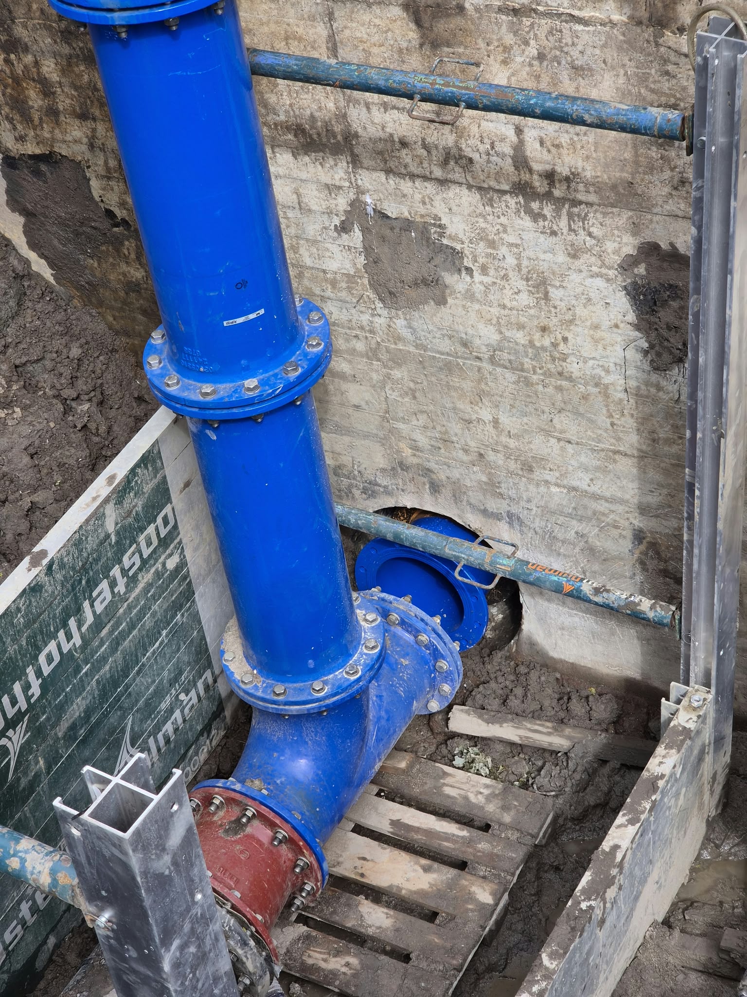 Leidingwerk met afsluiters gemaal Zoeterwoude Rijndijk