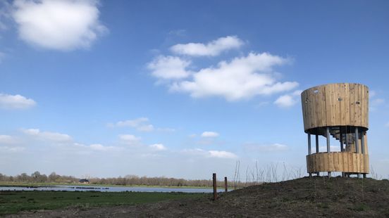 Ronde kijktoren in polderlandschap Westerkwartier