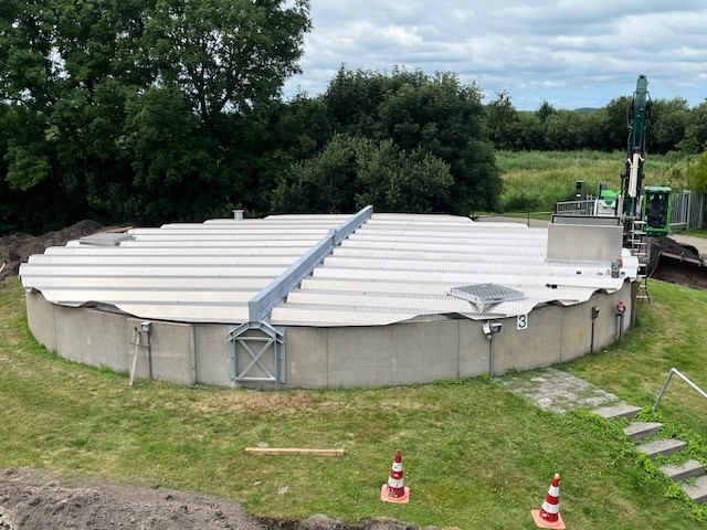 Montage aluminium afdekking met kraan op bassin RWZI Lemmer