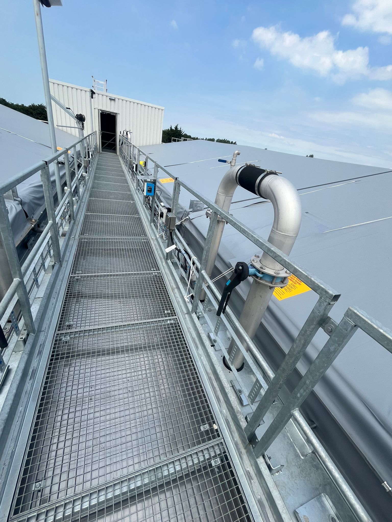 Loopbrug met aluminium deksels en leidingwerk AWZI Lewendorp