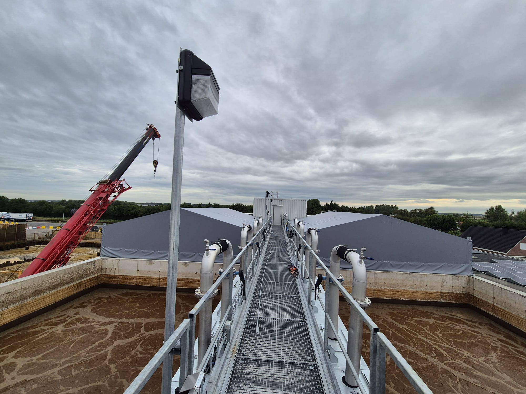 Loopbrug over bassins AWZI Lewendorp