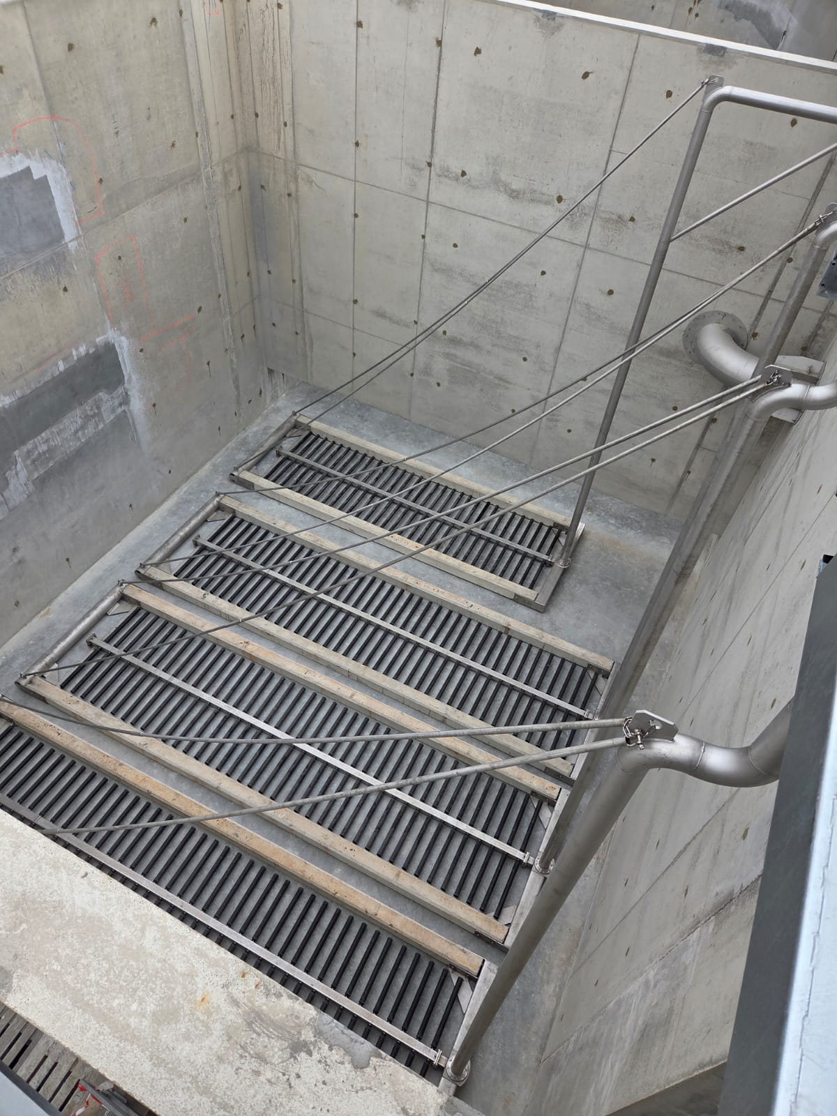 Stalen trap in betonnen koker AWZI Lewendorp