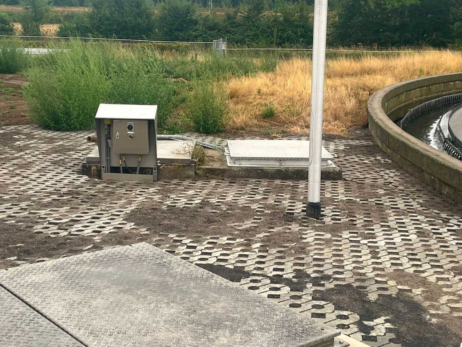 Aluminium putdeksels naast rond bassin RWZI Wijlre
