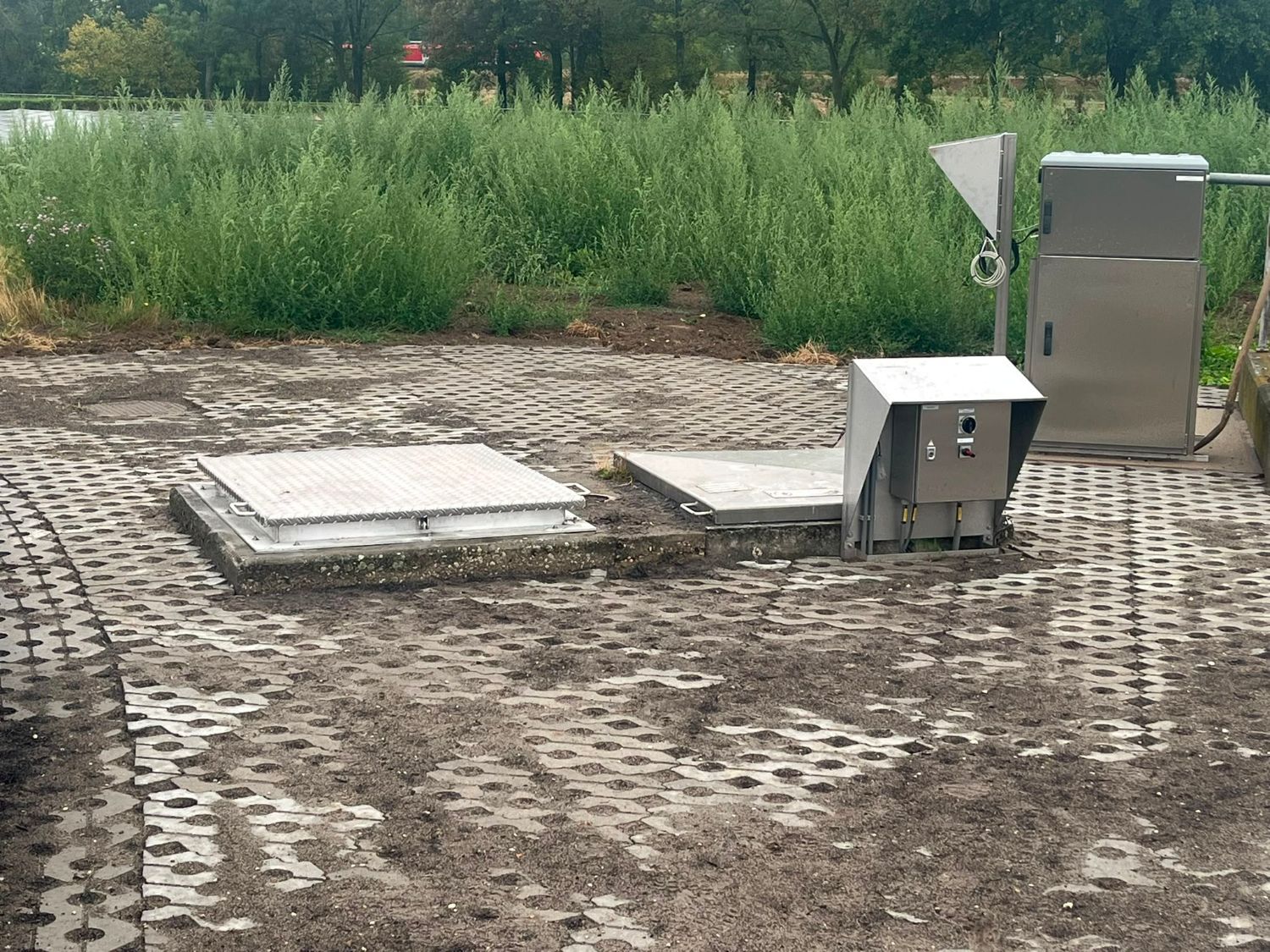 Aluminium putdeksels in traanplaat met controlekast RWZI Wijlre